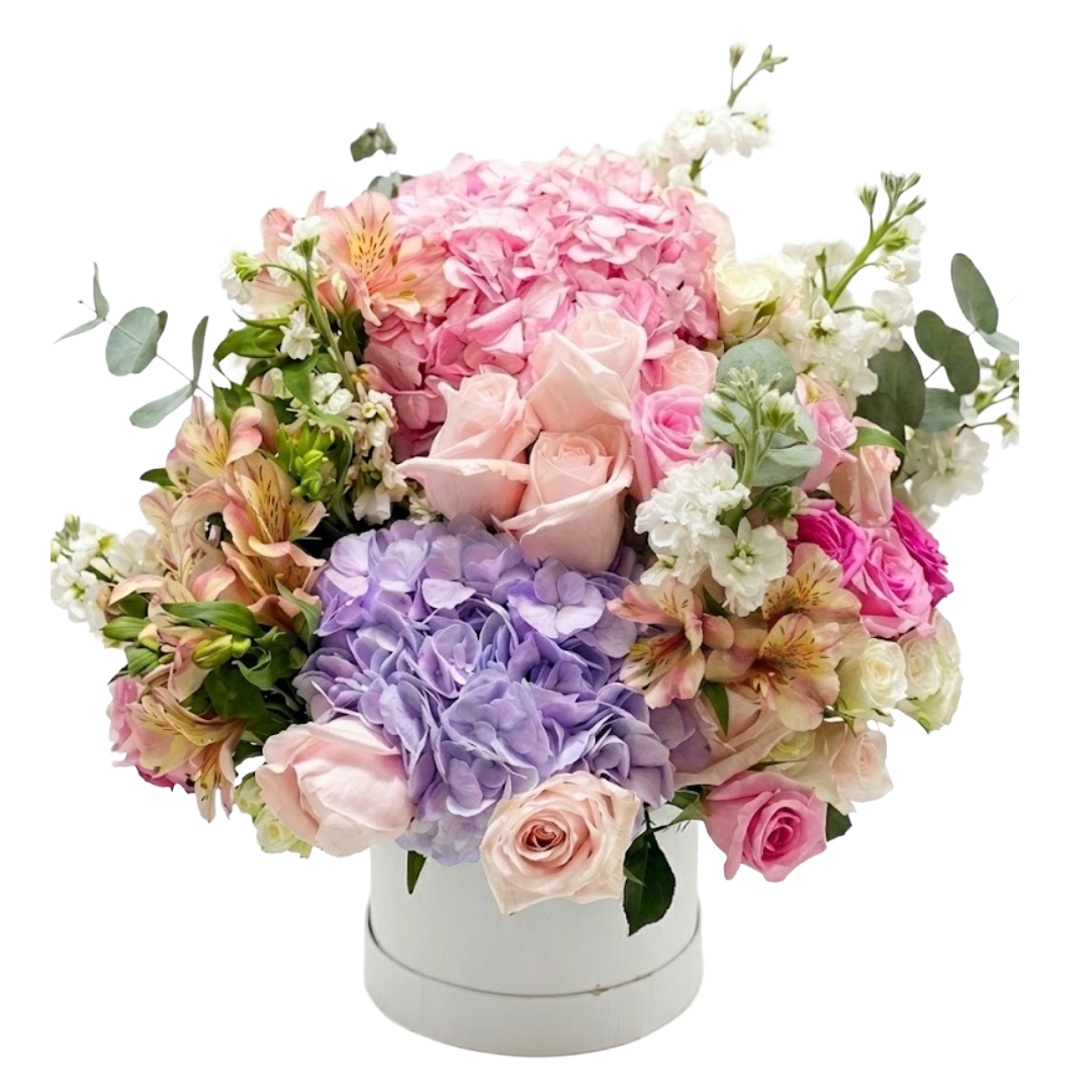 Ramo de flores con hortensias, rosas para cumpleaños en Guayaquil. vista 1