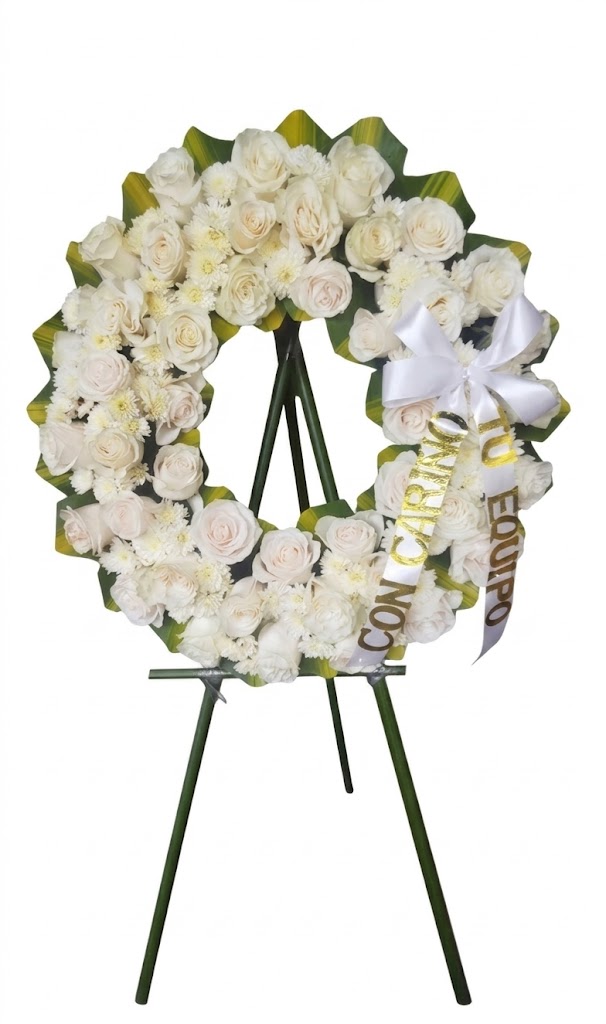 Ofrenda floral en forma de corona, de rosas blancas, margaritas, con  caballete, lazo con mensaje,, en Guayaquil. vista 1