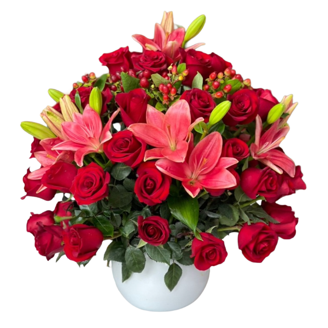 Ramo de 50 rosas rojas y lirios para aniversario en Guayaquil vista 1