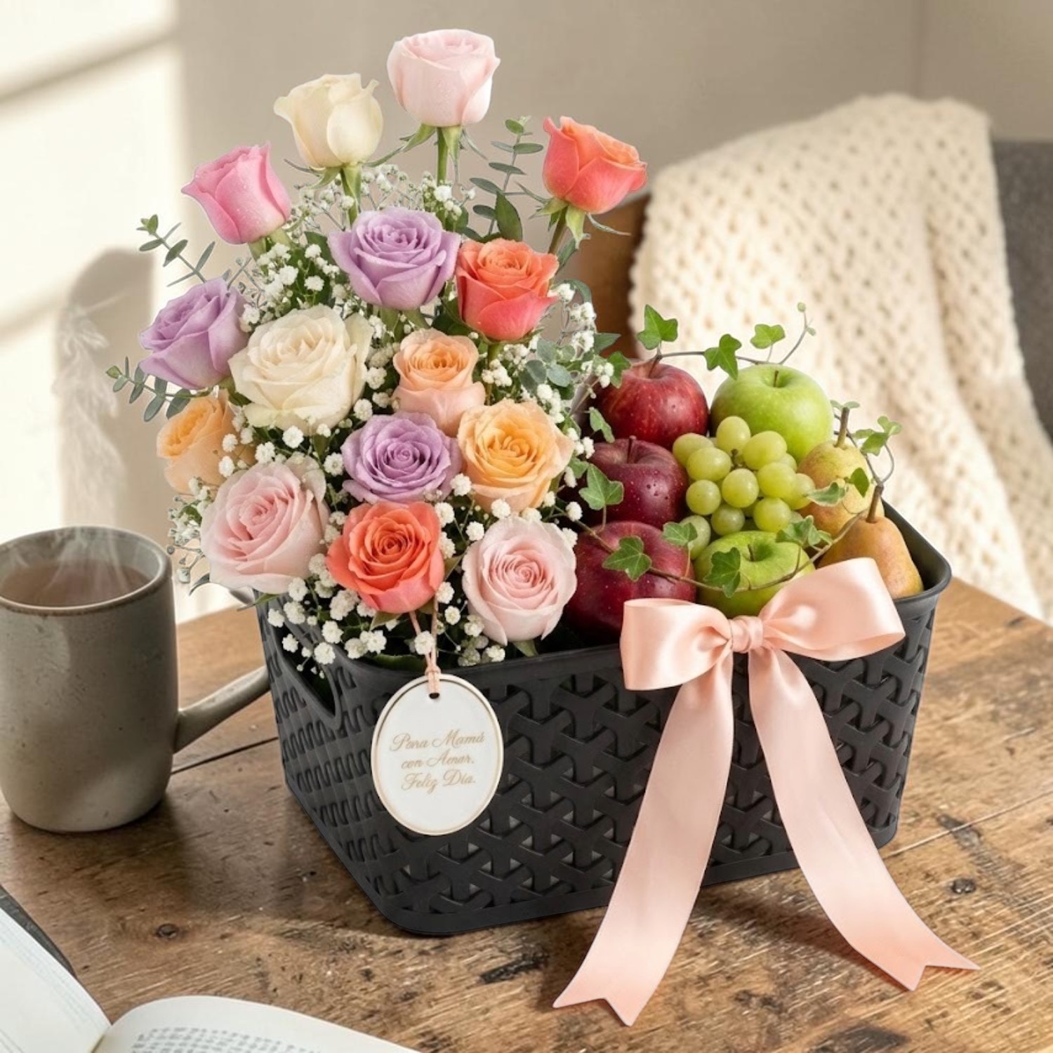 Cesta con frutas variadas con flores para el día de la madre en Guayaquil. - Florería DIFIORI Guayaquil