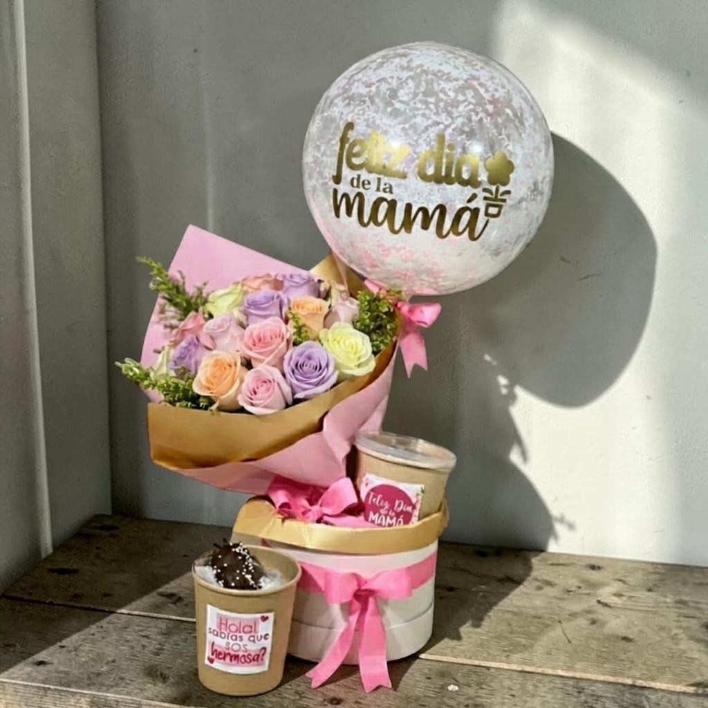 Arreglo floral para el día de las madres, con globo y chocolate en Guayaquil vista 1