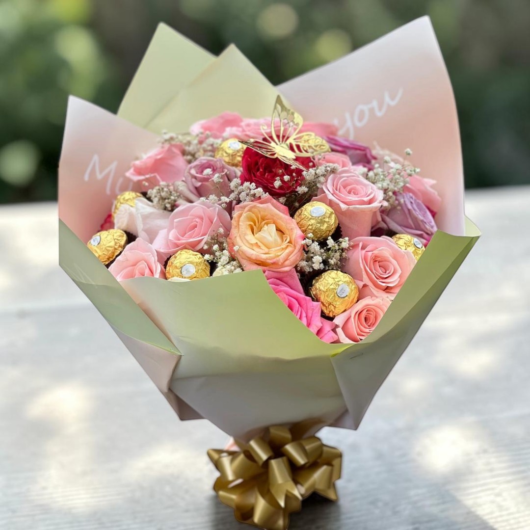 Flores para el día de la madre con chocolate Ferrero en Guayaquil  vista 1